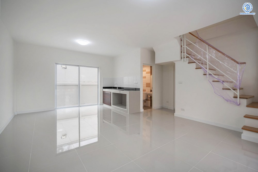 บ้านมือสองตกแต่งใหม่ โครงการ เดอะทรัสต์ทาวน์ ราชพฤกษ์-รัตนาธิเบศร์ เนื้อที่ 19.7 ตร.ว. ฟังก์ชัน 3 ห้องนอน 2 ห้องน้ำ 2 ที่จอดรถ บ้านสวยจากแบรนด์ Q.House บนทำเลติดถนนราชพฤกษ์ เดินทางสู่ใจกลางเมืองได้อย่างรวดเร็ว ใกล้รถไฟฟ้าสายสีม่วง "สถานีบางรักน้อยท่าอิฐ"